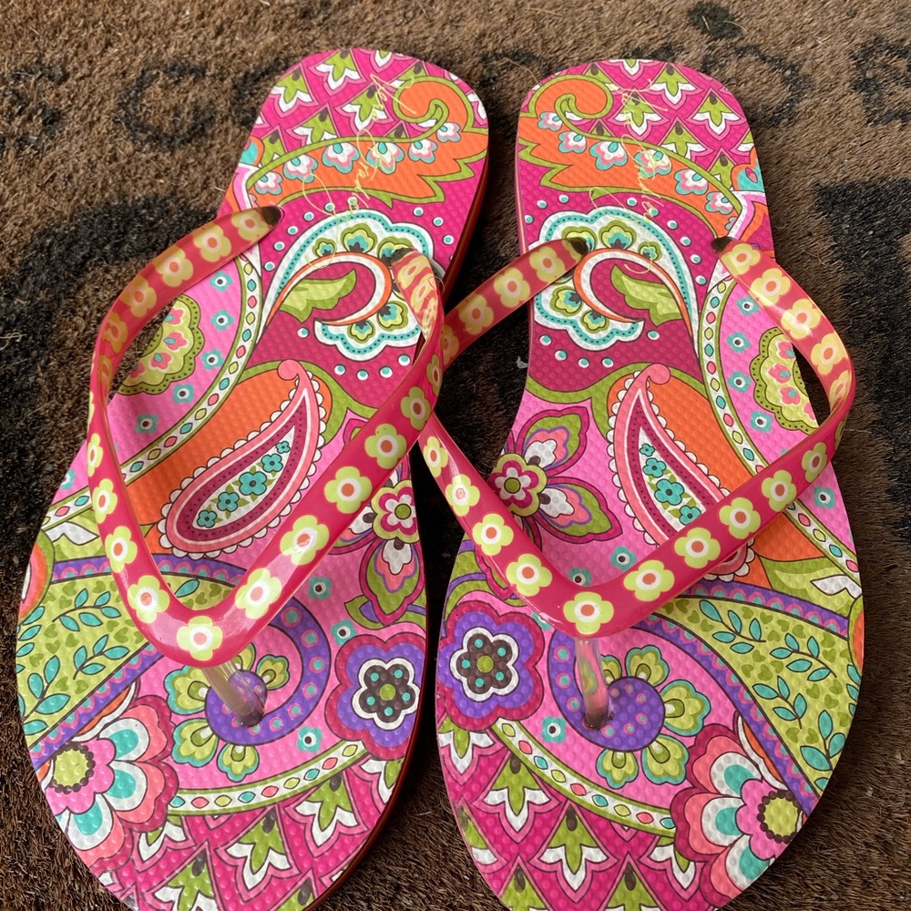 Vera Bradley sandals in a vibrant "Paisley in Paradise" pattern Women’s Size 5-6 - Picture 2 of 5